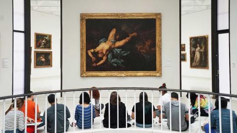 Students of the Pontifical Catholic University of Puerto Rico drawing the painting “The Torture of Ixion” (17th Century), of Giovanni Battista Langetti.